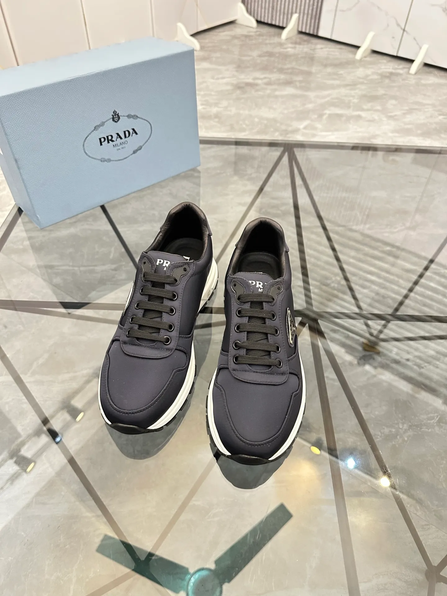 Men's shoes: 💰P440¥ Product trademark: Prada *"Prada*" low-top casual shoes Regular size: 38-44 (can be customized to 45.46) Product materials: Upper imported from the counter original fabric, sheepskin lining, original outsole. Number: 835